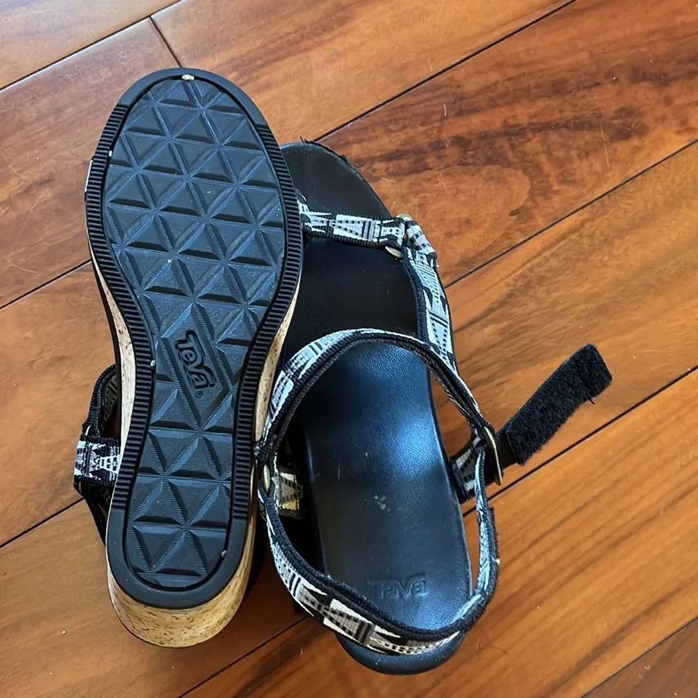 2 for💲🔟 Black and white strap Teva wedges - Picture 4 of 5